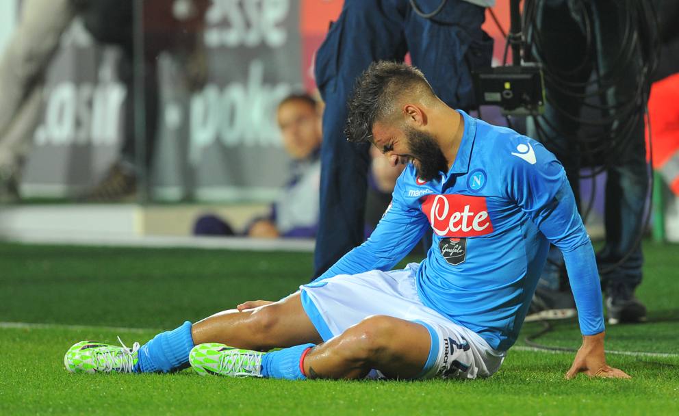 Lorenzo Insigne si fa male al 21&#39; del primo tempo di Fiorentina-Napoli: i primi esami hanno rilevato unai distorsione al ginocchio destro con interessamento ai legamenti. LaPresse